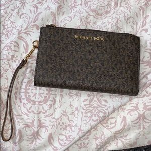 michael kors wristlet